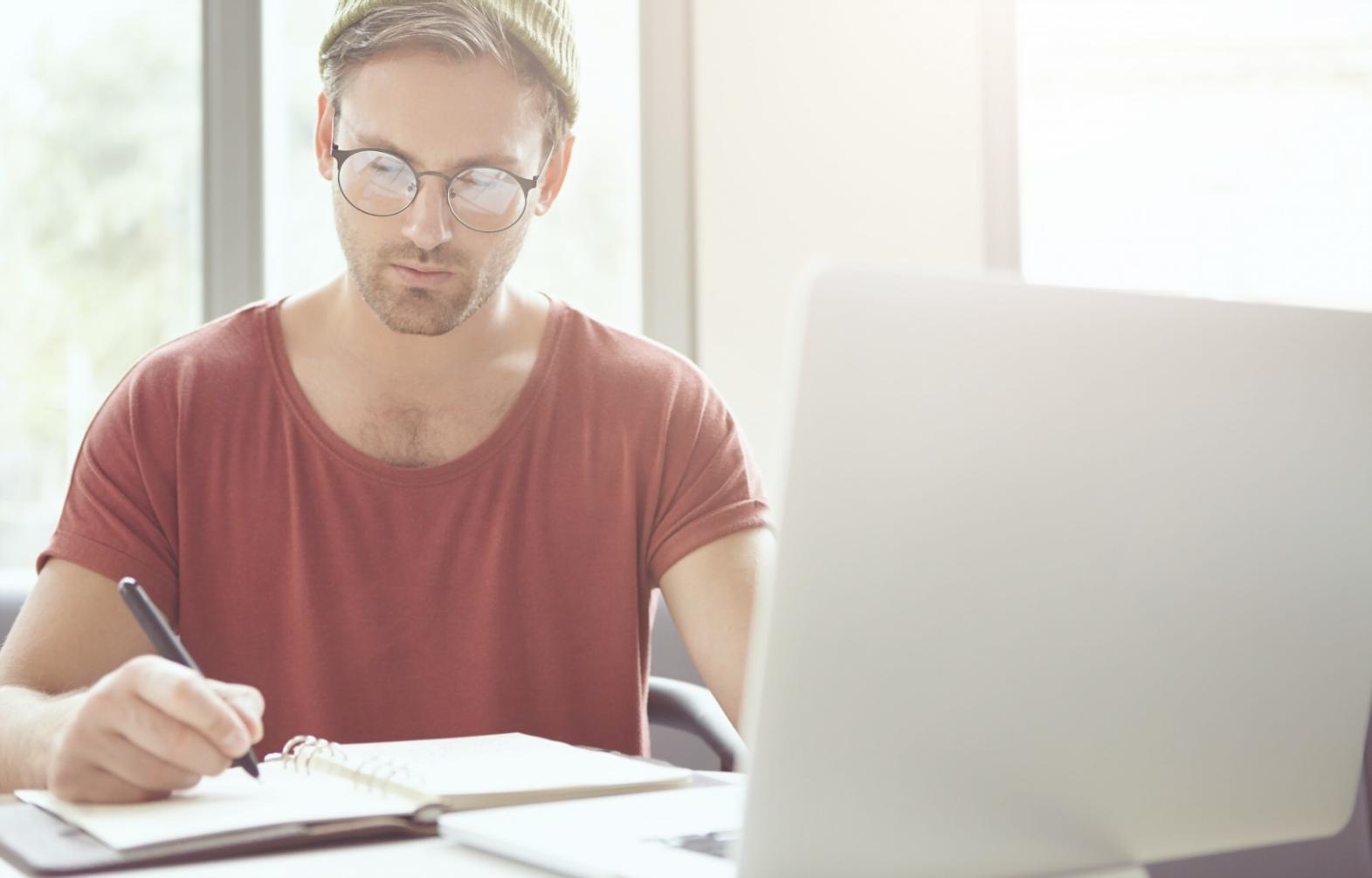 Espacio de trabajo con análisis financiero detallado y documentación de proyectos